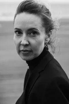 使用手機完成平台註冊的用戶示意圖